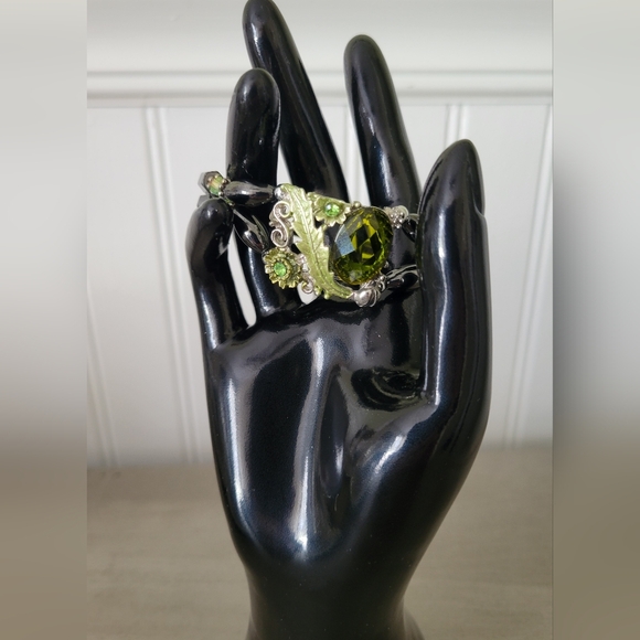 Unique Vintage Jewelry - Vintage Green Crystal Magnetic Bracelet